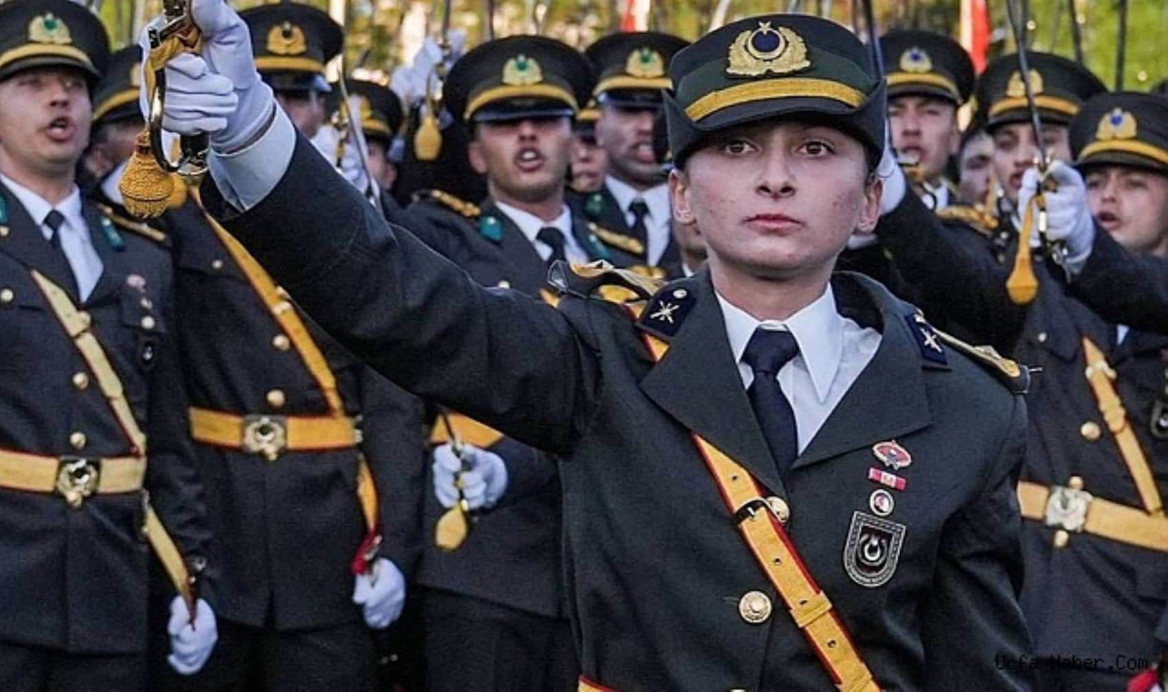 Teğmenlerin ihracına 'Evet' diyen Tümgeneral terfi etti: İhraca karşı çıkan Korgeneral ise emekli edildi