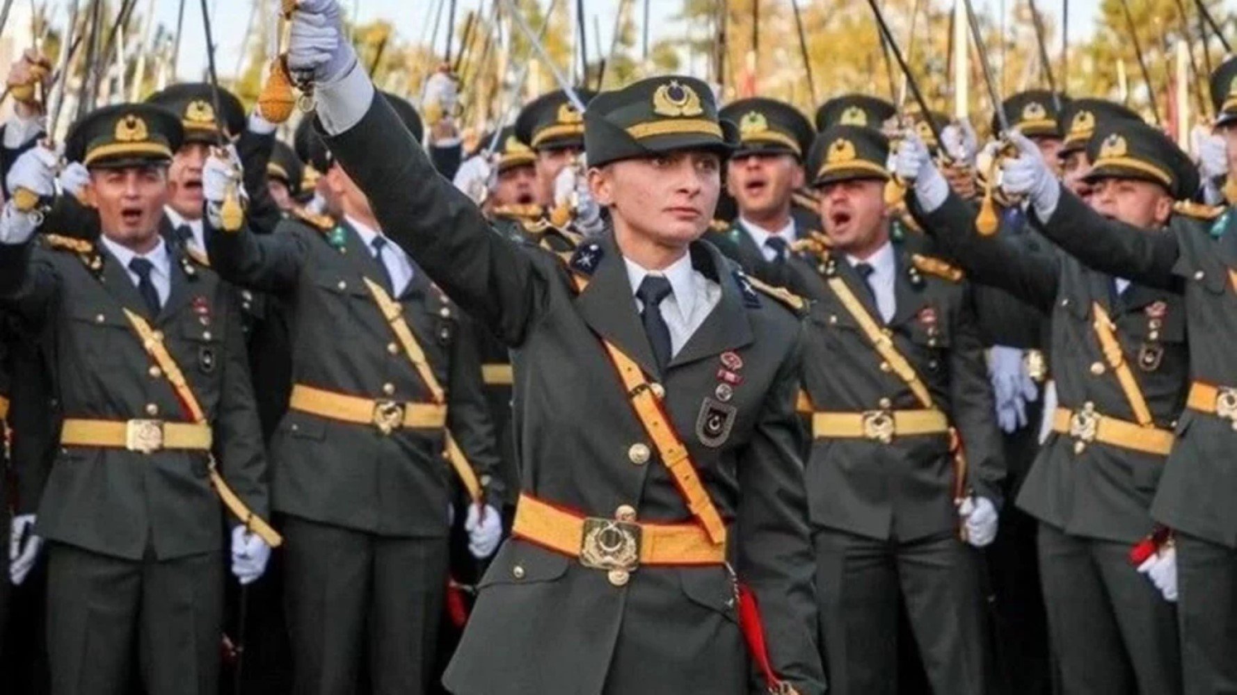 Teğmenlerin ihracına 'Evet' diyen Tümgeneral terfi etti: İhraca karşı çıkan Korgeneral ise emekli edildi
