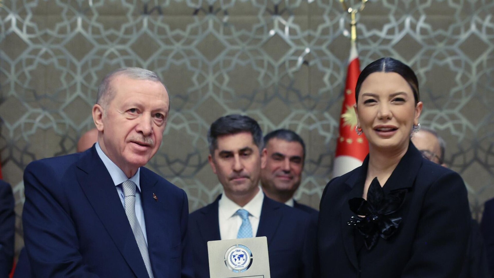 Erdoğan'dan yandaş medyaya ödül yağdı: Yılın Haber Sitesi ödülü Atatürk ve Cumhuriyet düşmanlarına gitti