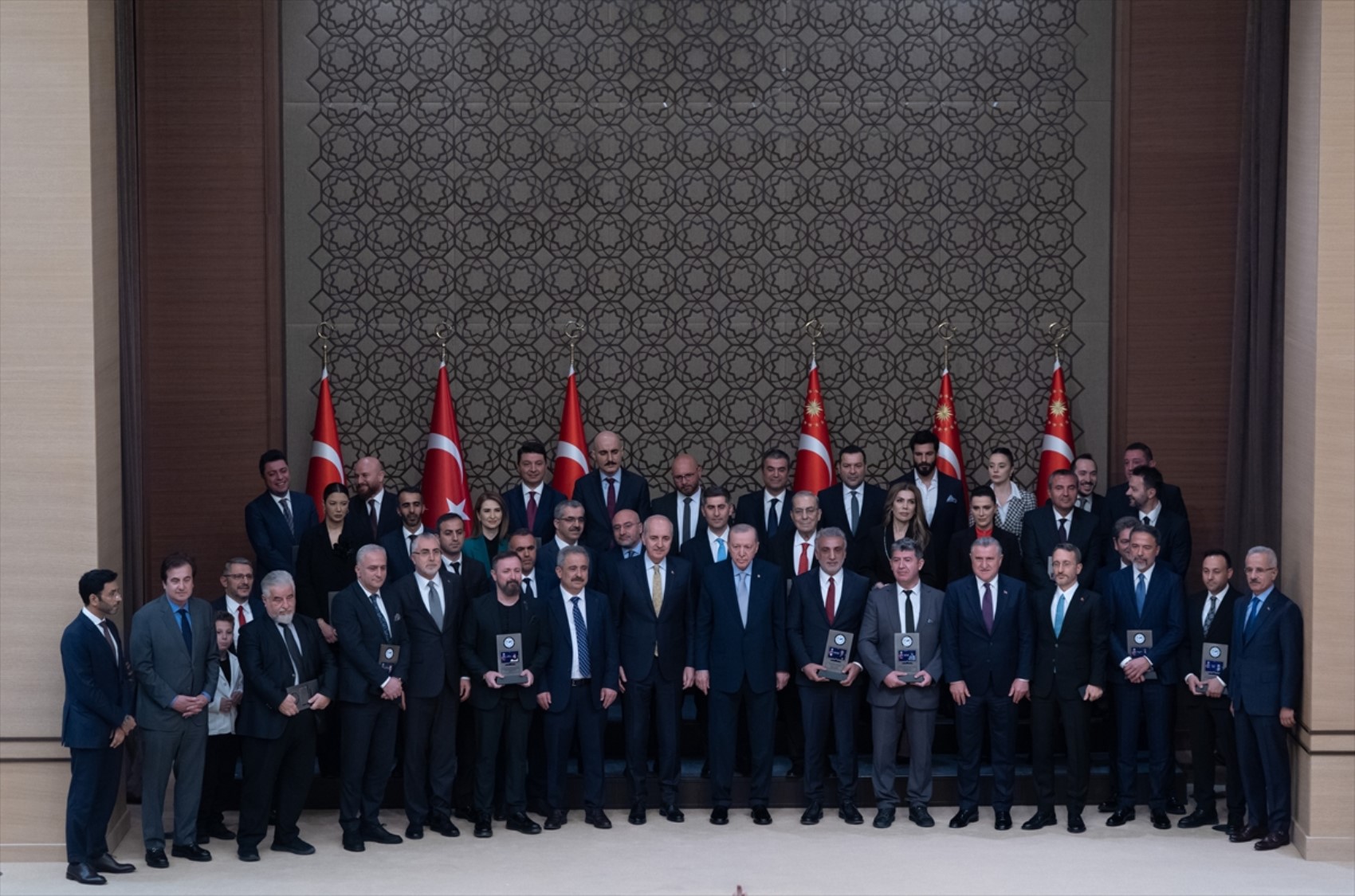 Erdoğan'dan yandaş medyaya ödül yağdı: Yılın Haber Sitesi ödülü Atatürk ve Cumhuriyet düşmanlarına gitti