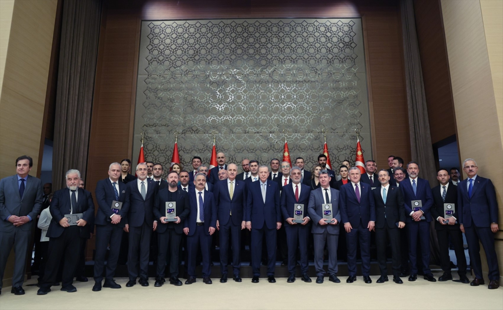 Erdoğan'dan yandaş medyaya ödül yağdı: Yılın Haber Sitesi ödülü Atatürk ve Cumhuriyet düşmanlarına gitti