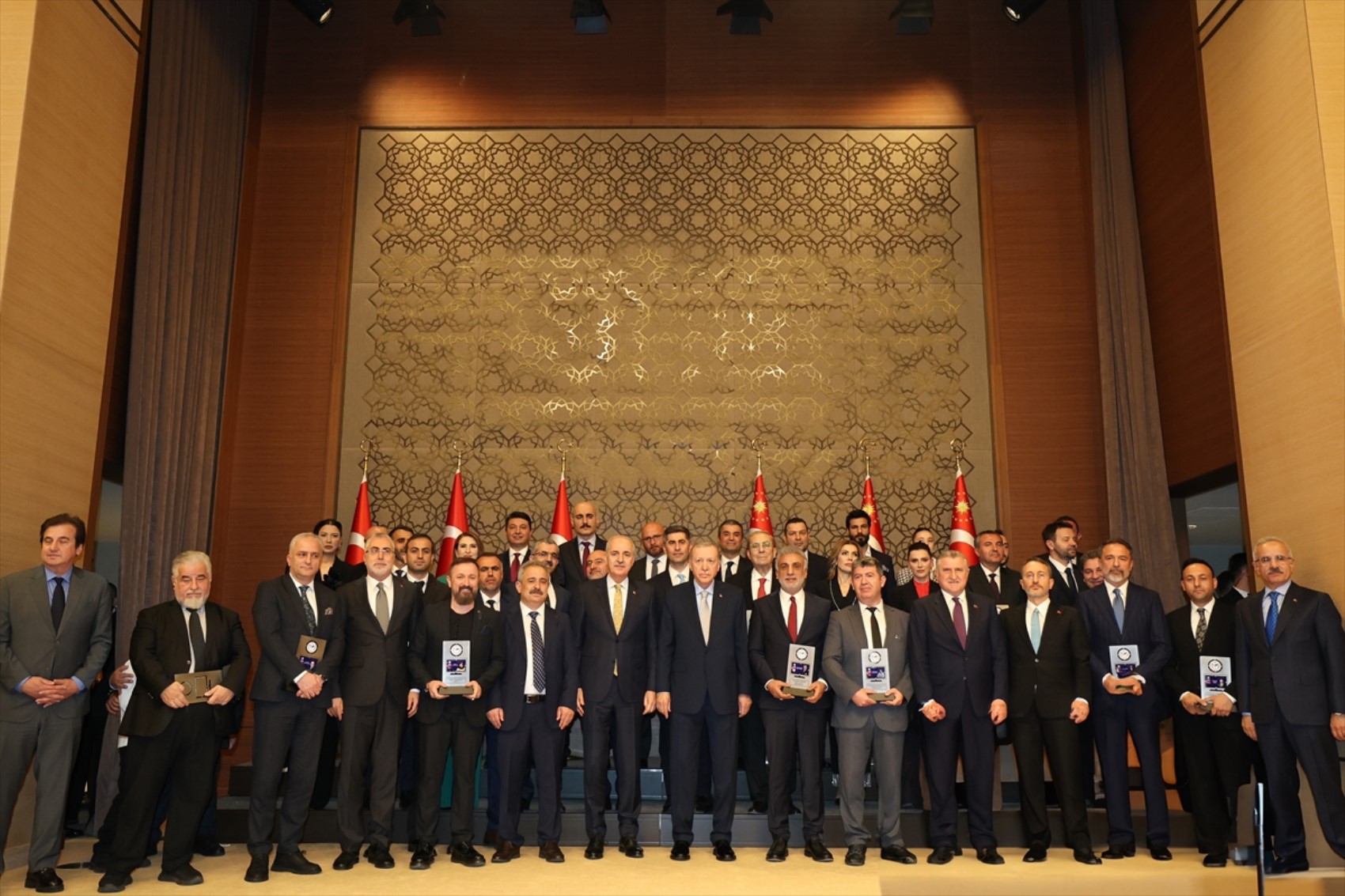 Erdoğan'dan yandaş medyaya ödül yağdı: Yılın Haber Sitesi ödülü Atatürk ve Cumhuriyet düşmanlarına gitti