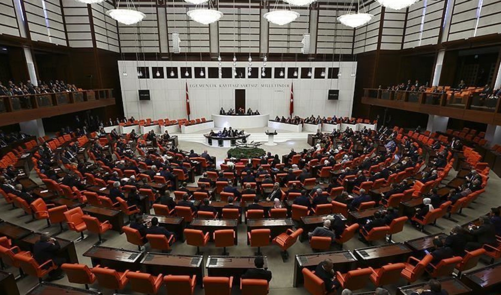 Gergin geçen HSK seçiminde adaylar belirlendi