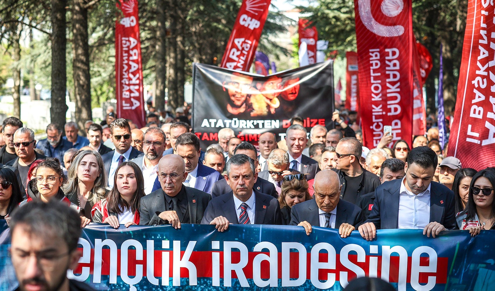 7 Mayıs 2025 gazete manşetleri: Gerici Yeni Akit’in hedefinde Deniz Gezmiş ve arkadaşları var!