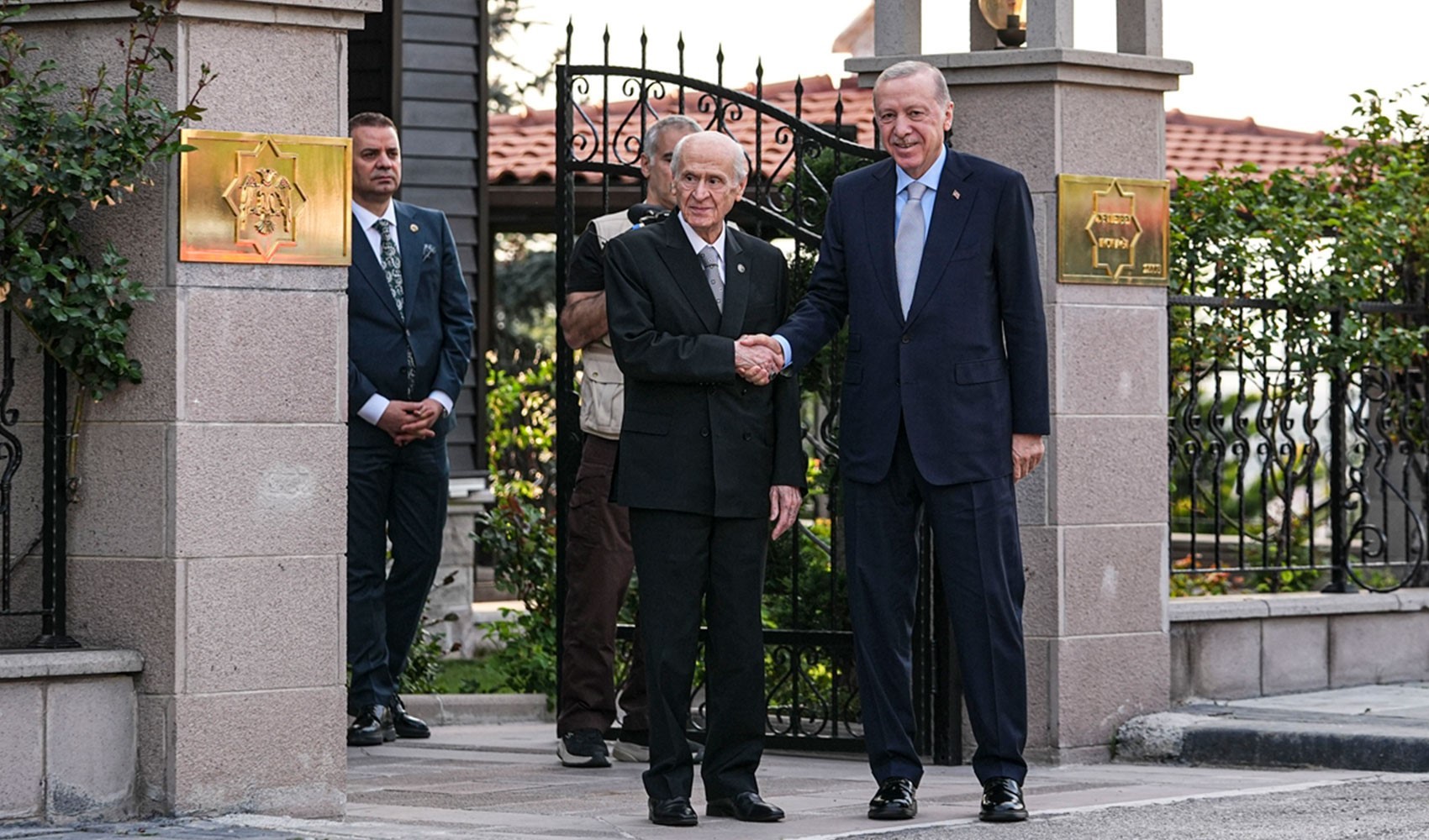 117 gün sonra ilk kez yüz yüze temas: Erdoğan ve Bahçeli görüşmesinin perde arkası ortaya çıktı! 117 gün sonra ilk kez yüz yüze temas: Erdoğan ve Bahçeli görüşmesinin perde arkası ortaya çıktı!