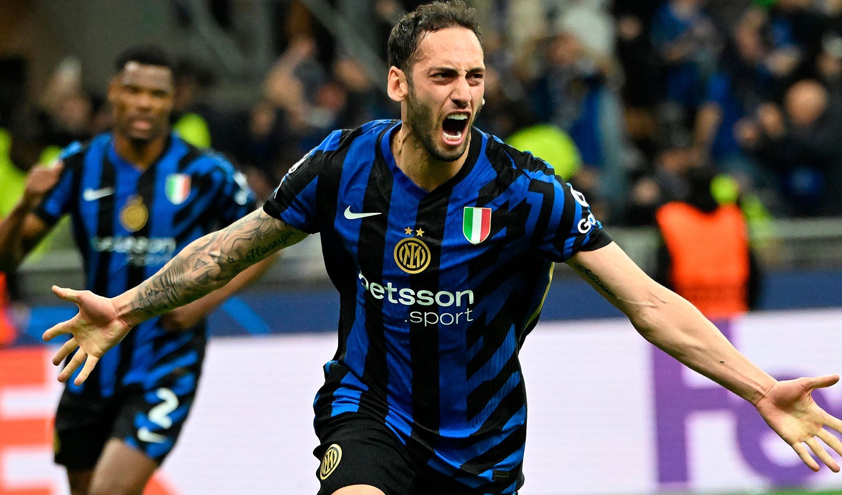 Hakan Çalhanoğlu Şampiyonlar Ligi'nde tarihe geçti Hakan Çalhanoğlu Şampiyonlar Ligi'nde tarihe geçti