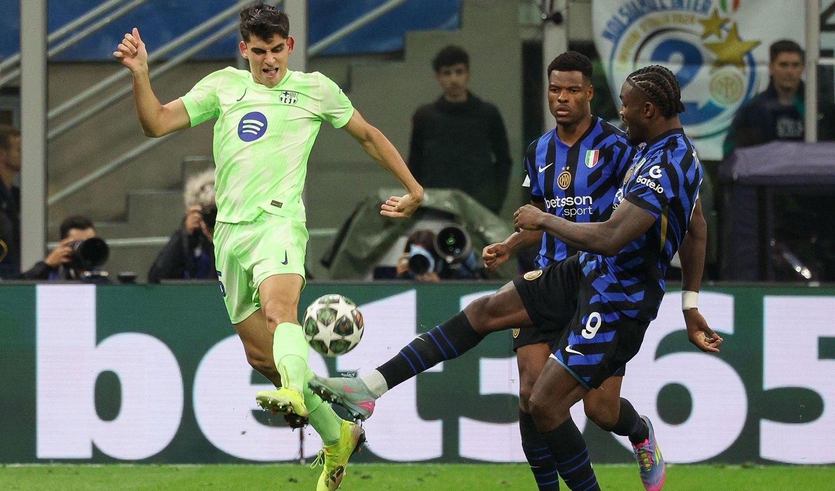 Şampiyonlar Ligi'nde nefes kesen maç: Inter'e elenen Barcelona'dan 'soruşturma' çağrısı