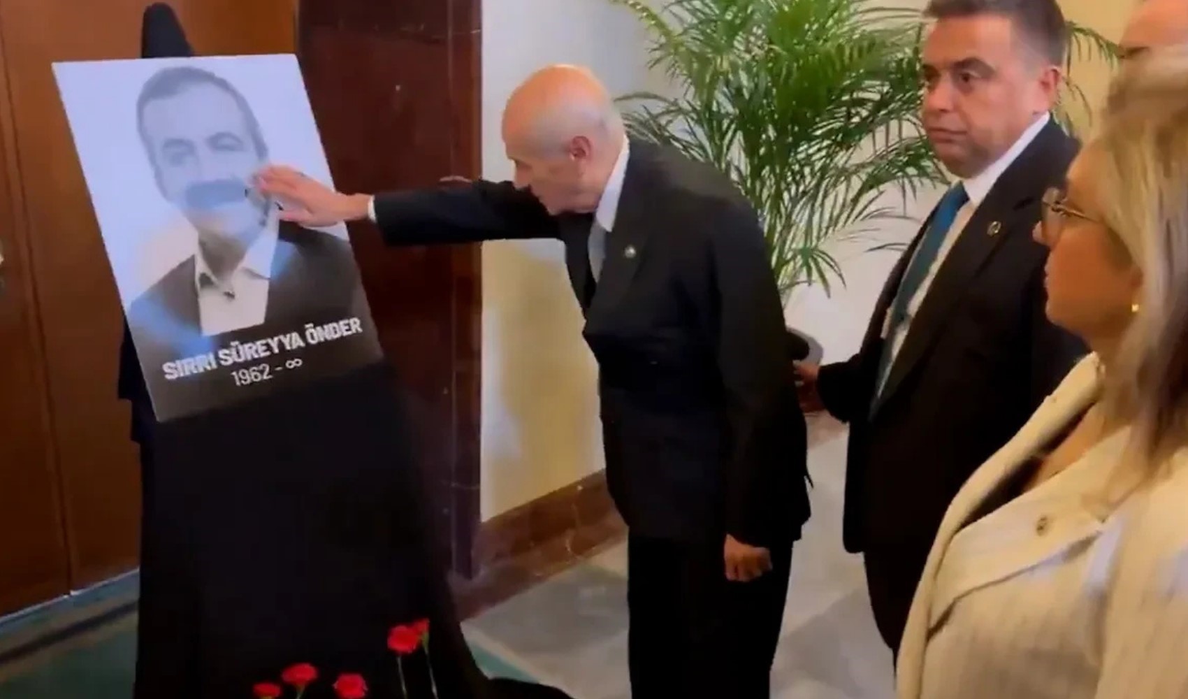 SON DAKİKA... Devlet Bahçeli aylar sonra Meclis'e geldi: Sırrı Süreyya Önder'in resmini sevdi