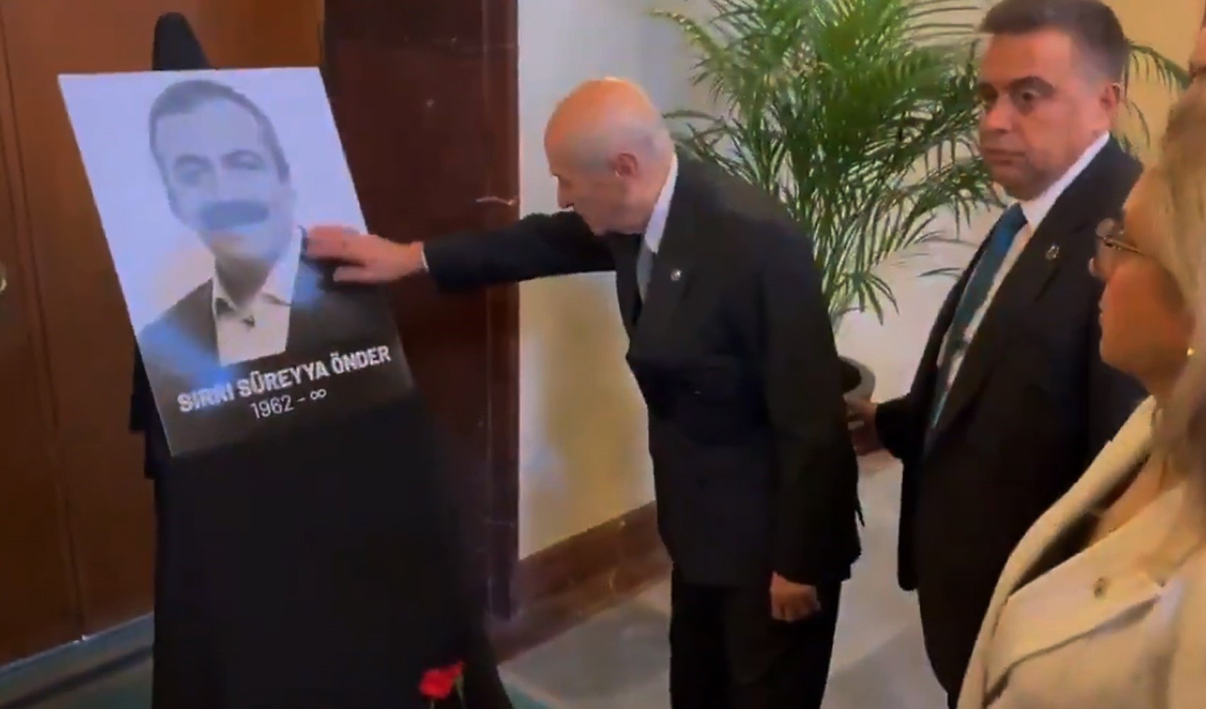 Ayyüce Türkeş'ten, Bahçeli'nin Sırrı Süreyya Önder fotoğrafını sevdiği görüntüsüne yorum: Allah herkesi sevdikleriyle haşretsin