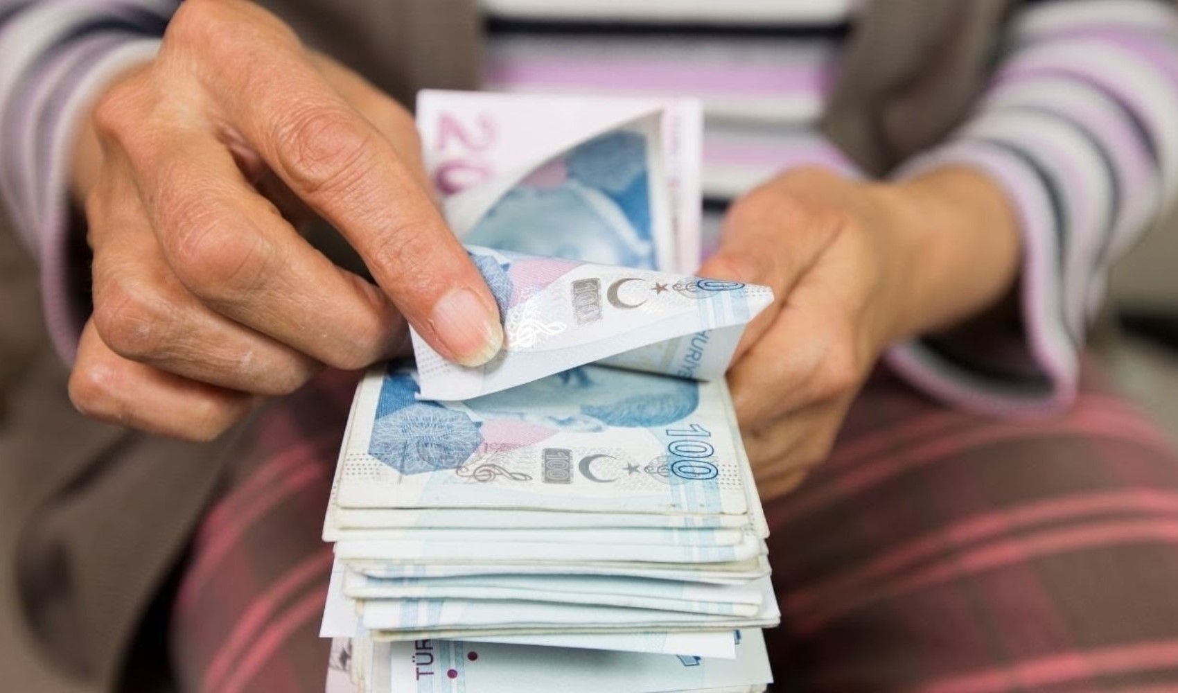 Temmuz zammı yaklaşıyor! Memur ve emeklilerin maaş farkları belli oldu Temmuz zammı yaklaşıyor! Memur ve emeklilerin maaş farkları belli oldu