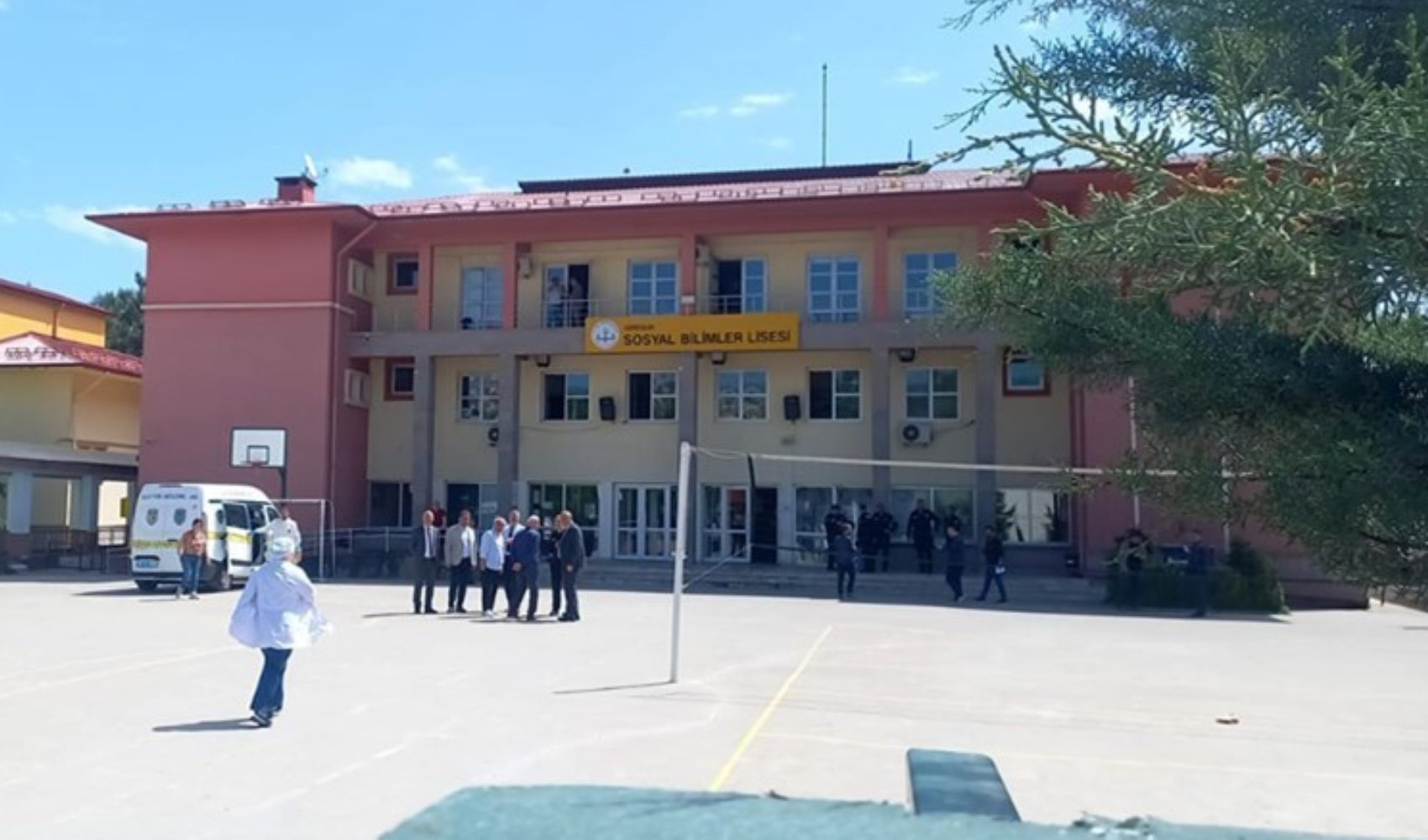 Giresun'da okulda silahlı dehşet: 2 kişi hayatını kaybetti Giresun'da okulda silahlı dehşet: 2 kişi hayatını kaybetti