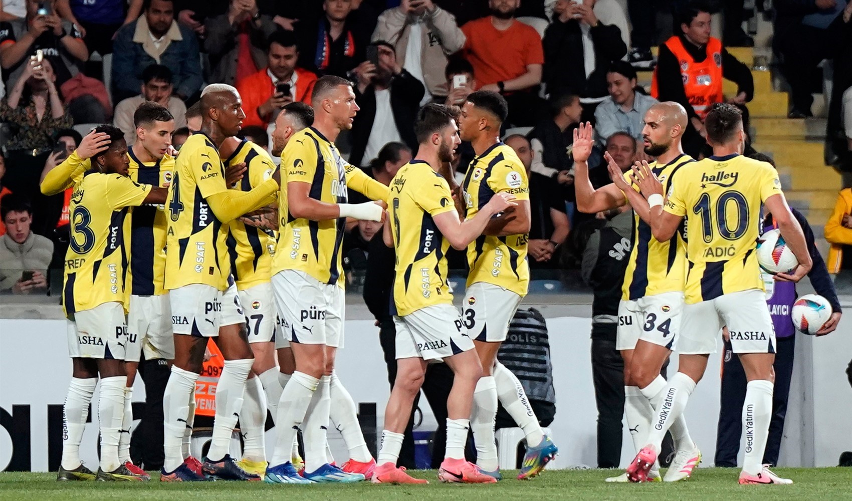 Fenerbahçe, Başakşehir'i 4 golle geçti