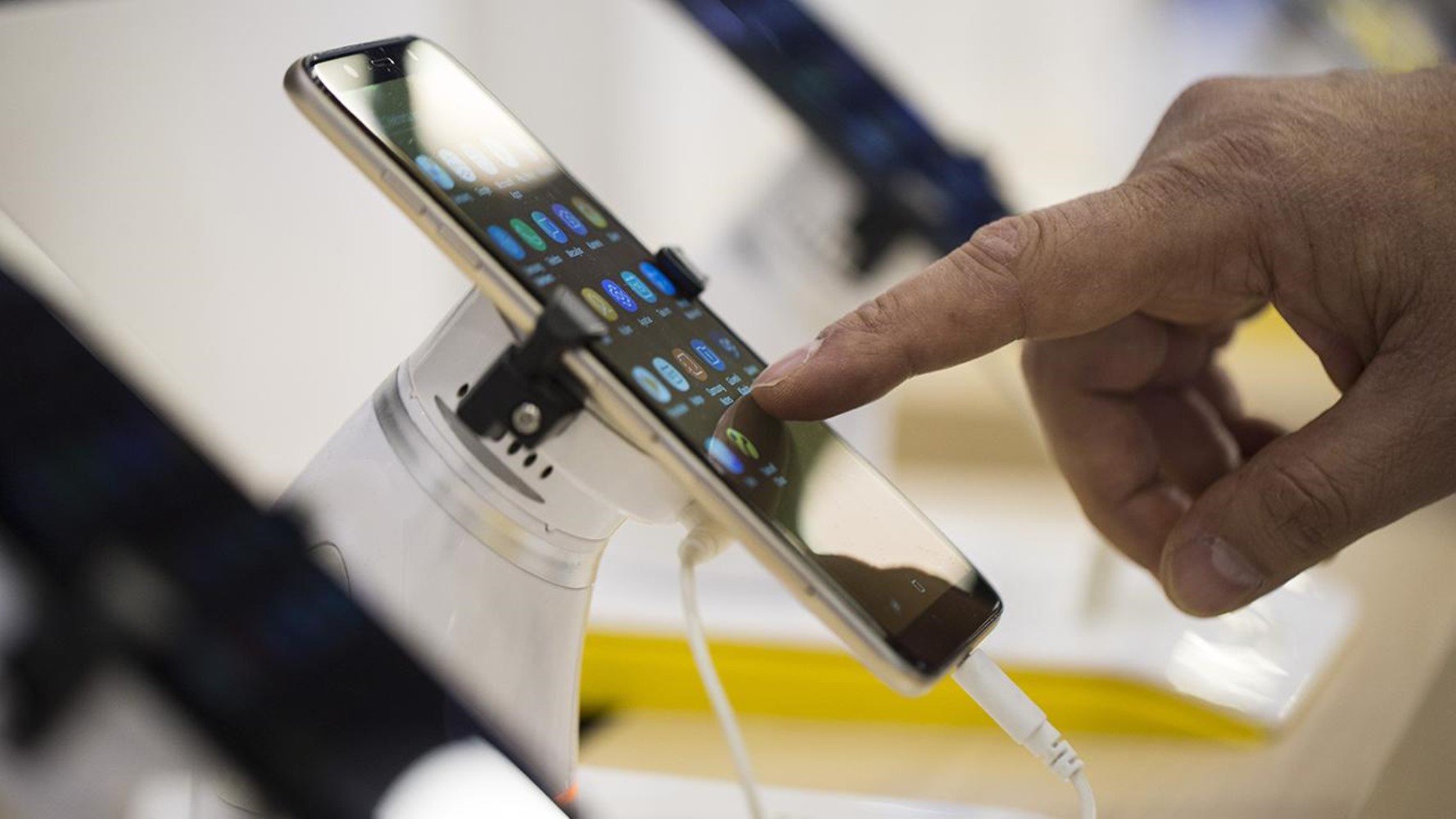 Bu telefonlar kullanıcıları adım adım izliyor: Her 5 dakikada bir ekran görüntüsü alıyor