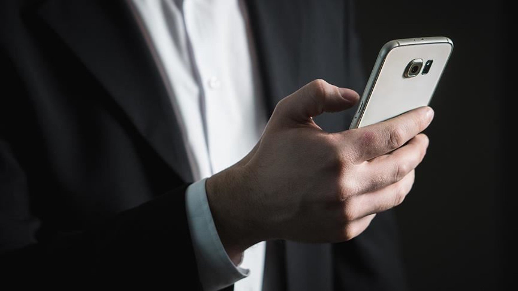 Bu telefonlar kullanıcıları adım adım izliyor: Her 5 dakikada bir ekran görüntüsü alıyor