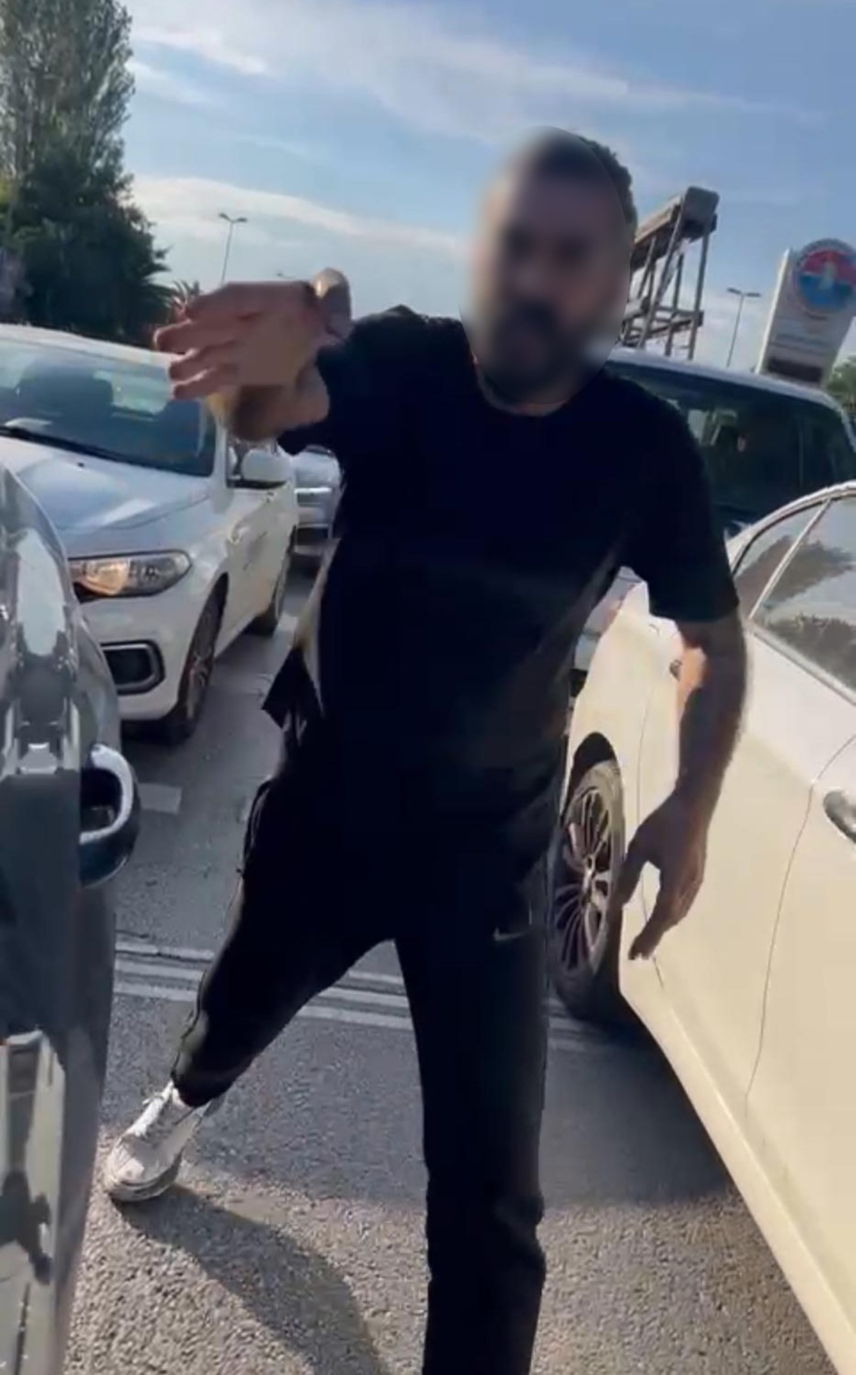 Önce Marmaray şimdi Maltepe... Kadın sürücüye trafikte çocuklarının yanında şiddet
