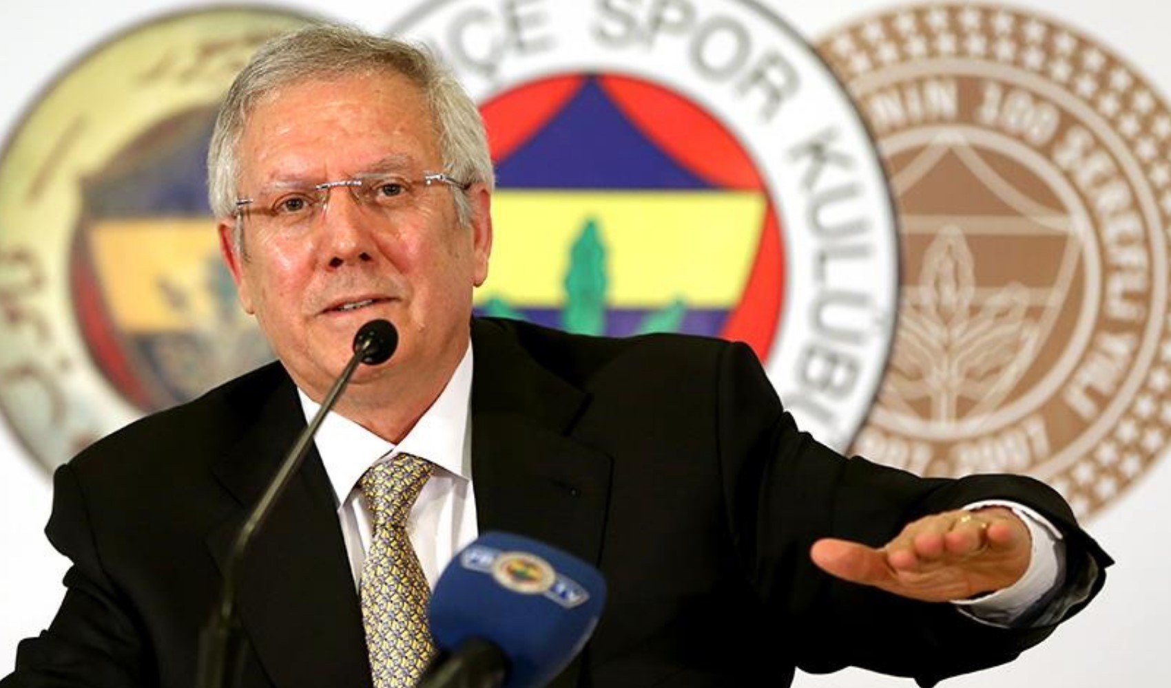 Aziz Yıldırım sahaya indi, Fenerbahçe'de imza sayıları katlanarak arttı Aziz Yıldırım sahaya indi, Fenerbahçe'de imza sayıları katlanarak arttı