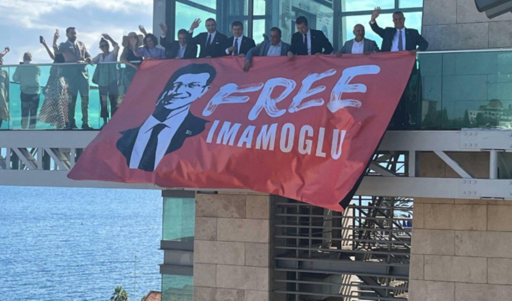 Antalya'da kent merkezine 'Free İmamoğlu' pankartı asıldı