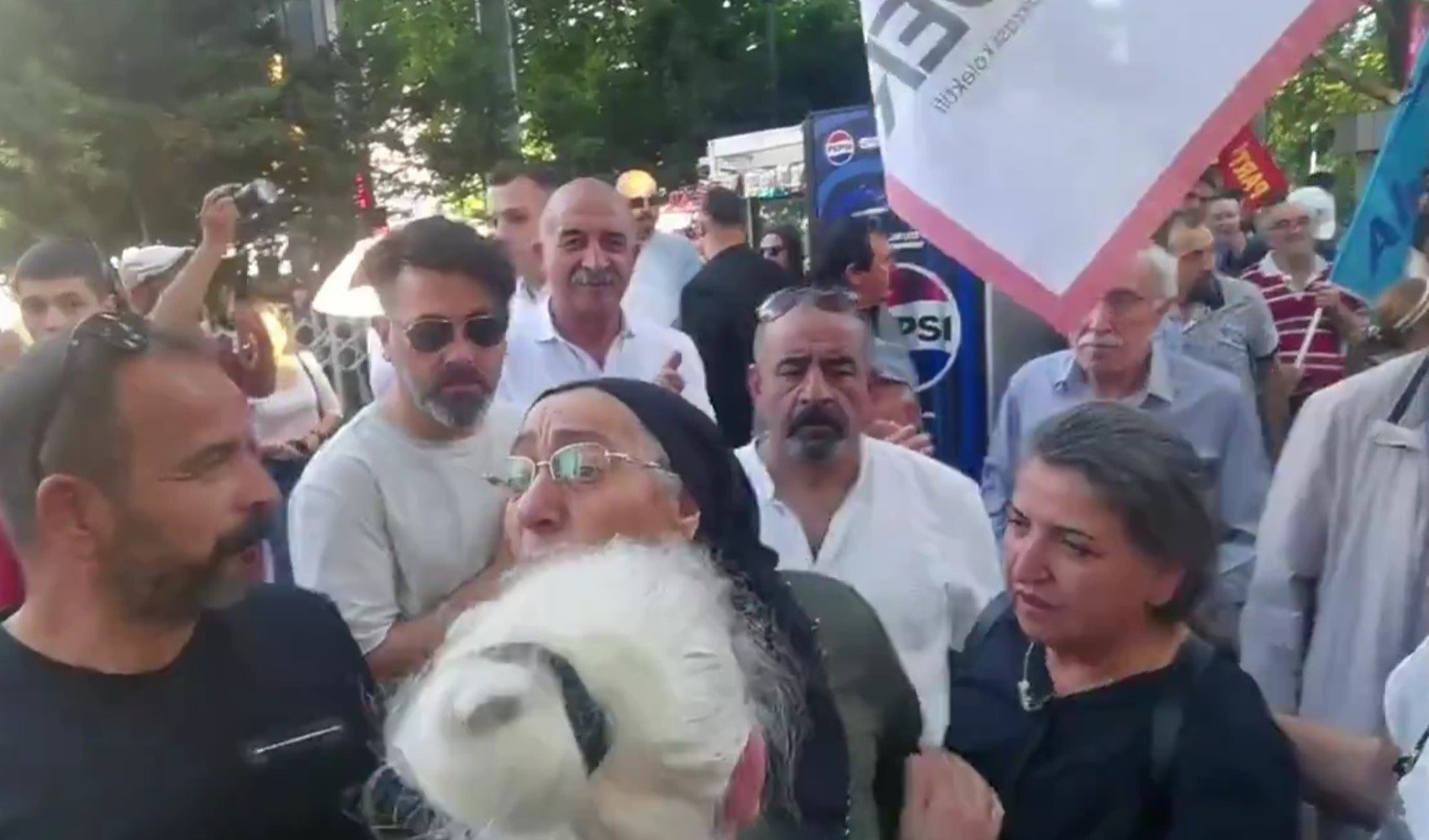 Ethem Sarısülük, Güvenpark’ta anıldı! Polis barikatı aşıldı