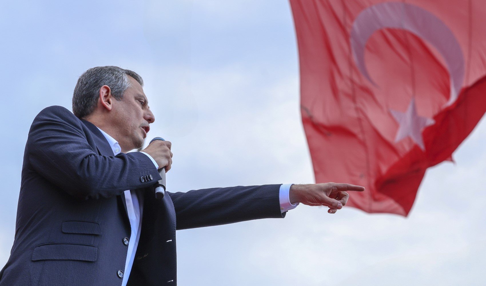 Özel'in çağrısı gündem oldu! Hükümete yakın isim Arınç’ı işaret etti