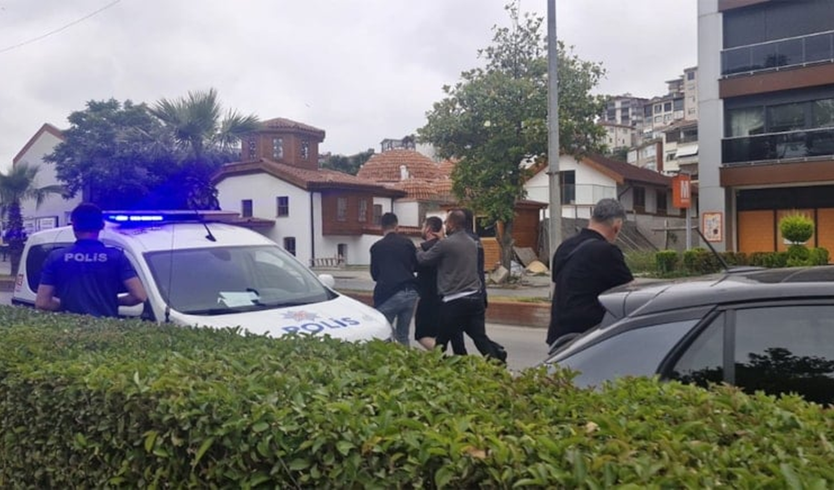 Zonguldak'ta tanımadığı kadına gül vermek isteyen mühendis bıçakla tehdit etti