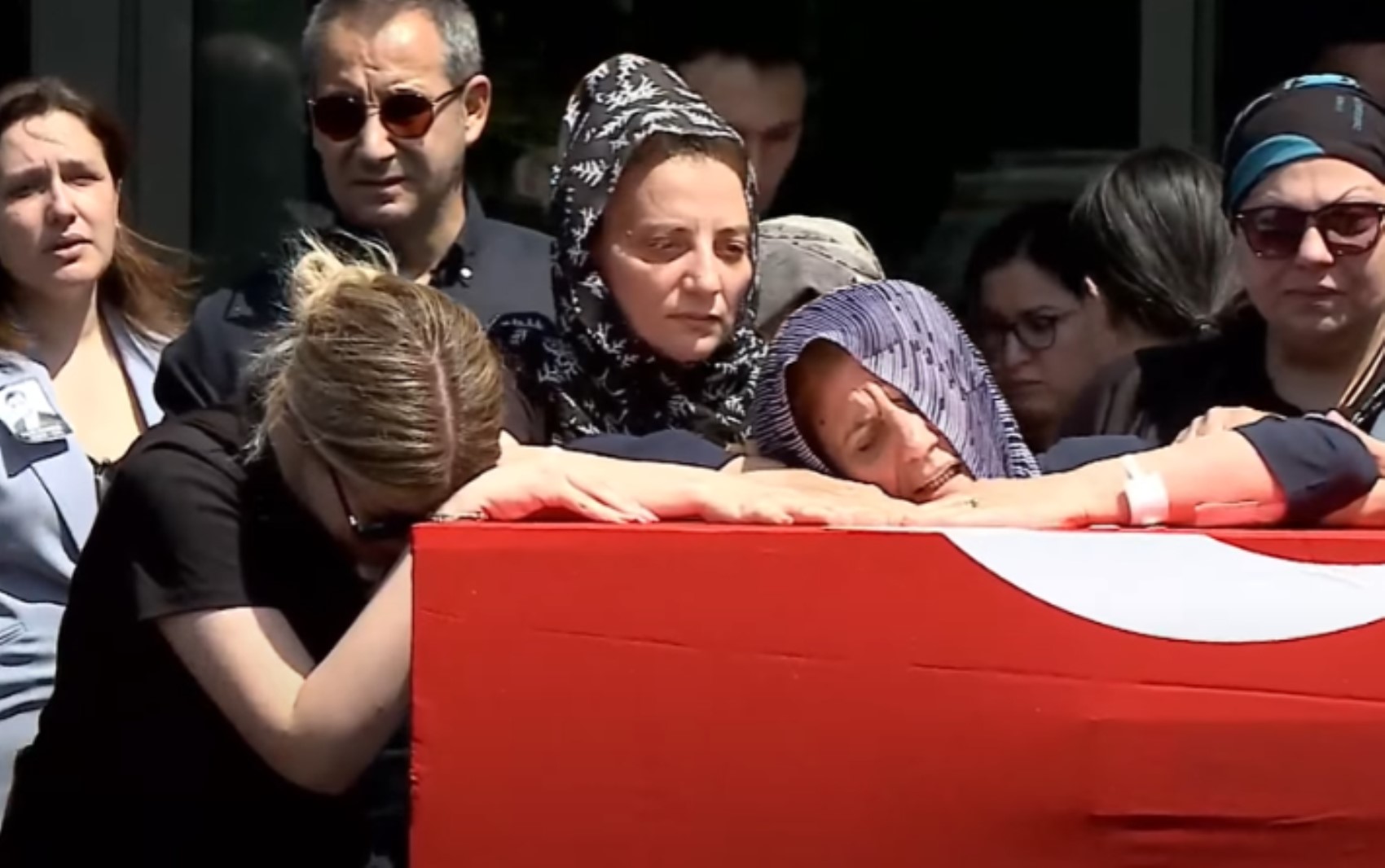 Manisa yasta... Ferdi Zeyrek’e veda! Son yolculuğuna uğurlandı: Özgür Özel gözyaşlarını tutamadı