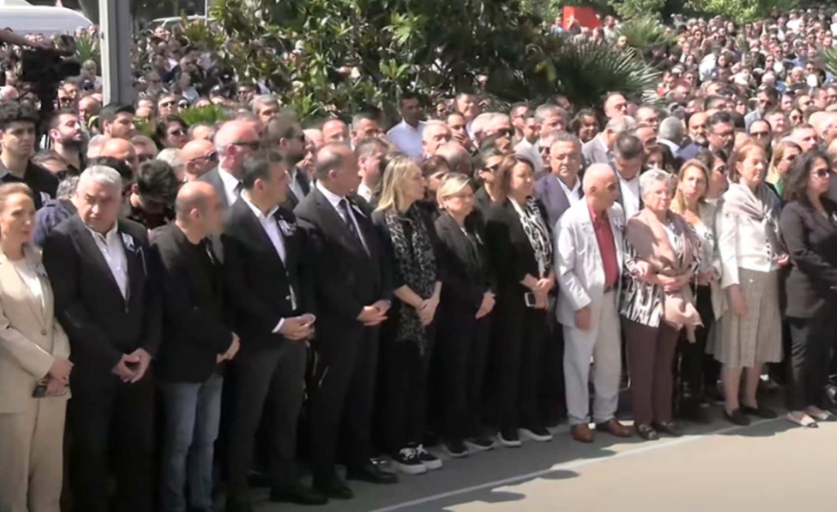 Manisa yasta... Ferdi Zeyrek’e veda! Son yolculuğuna uğurlandı: Özgür Özel gözyaşlarını tutamadı