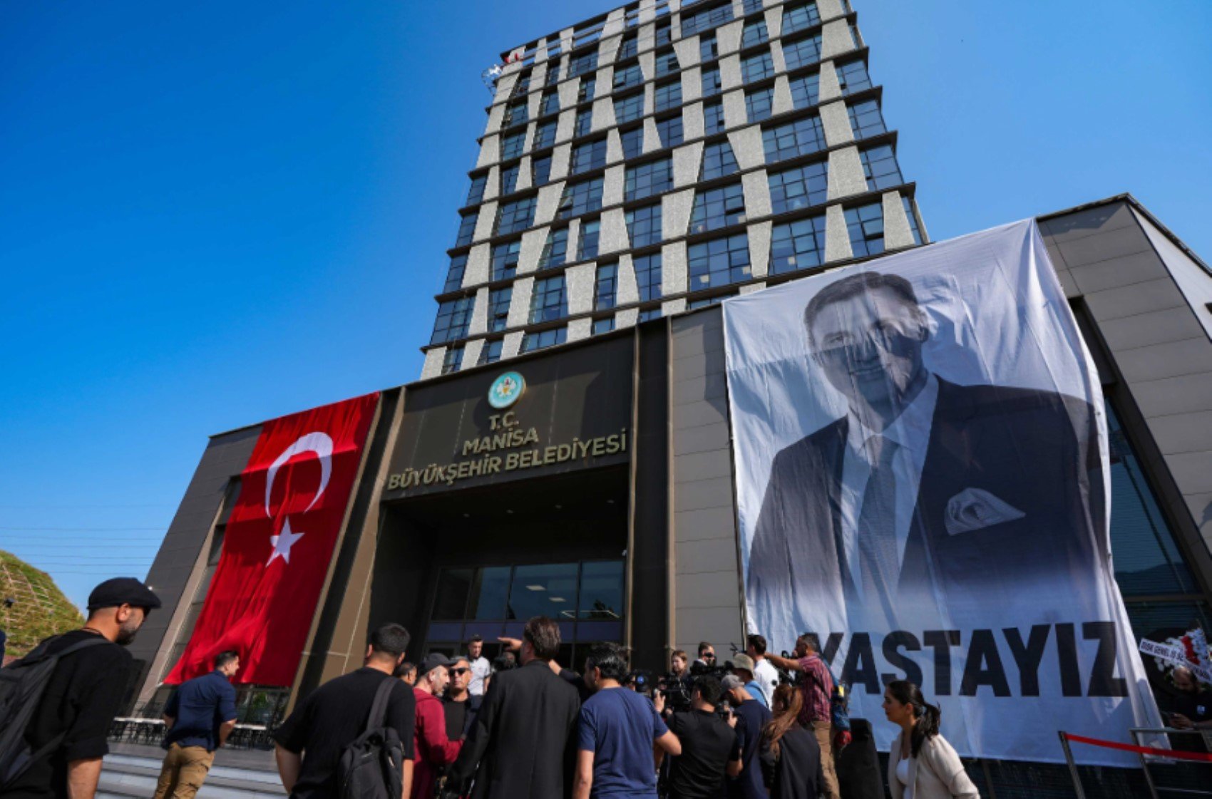 Manisa yasta... Ferdi Zeyrek’e veda! Son yolculuğuna uğurlandı: Özgür Özel gözyaşlarını tutamadı