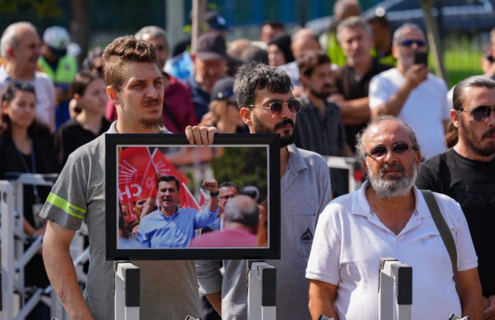 Manisa yasta... Ferdi Zeyrek’e veda! Son yolculuğuna uğurlandı: Özgür Özel gözyaşlarını tutamadı