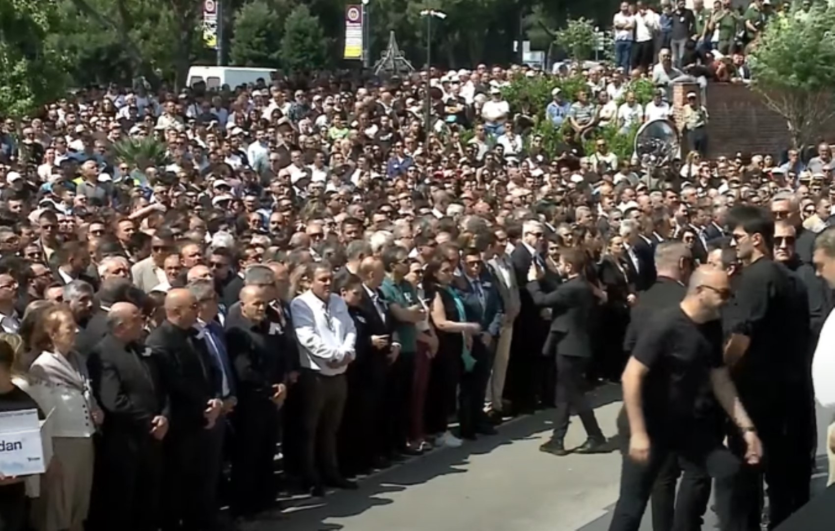 Manisa yasta... Ferdi Zeyrek’e veda! Son yolculuğuna uğurlandı: Özgür Özel gözyaşlarını tutamadı