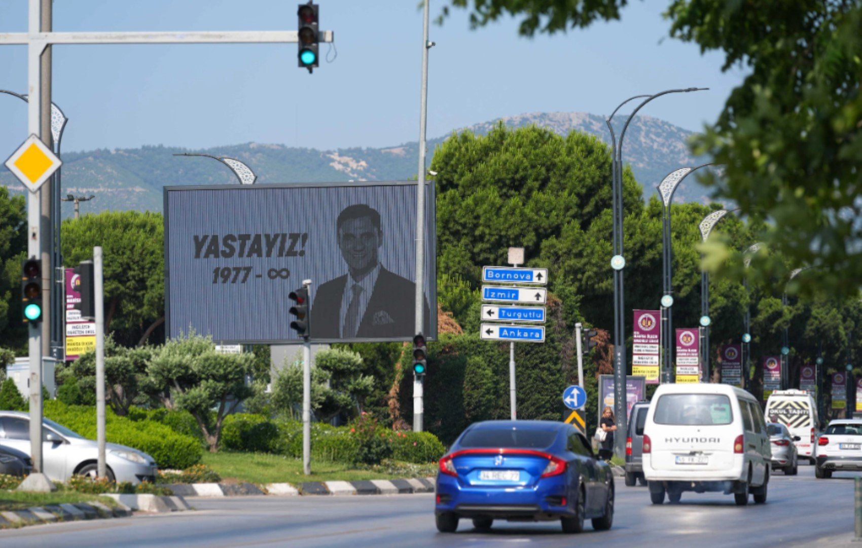 Manisa yasta... Ferdi Zeyrek’e veda! Son yolculuğuna uğurlandı: Özgür Özel gözyaşlarını tutamadı