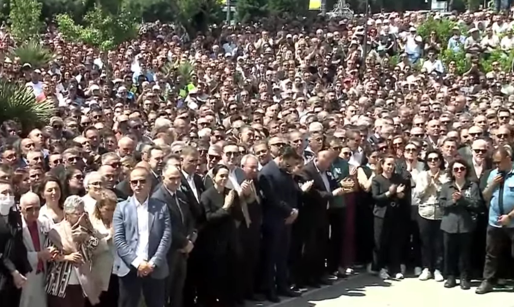 Ferdi Zeyrek'e veda! Eşi gözyaşlarını tutamadı: 'Onun kalbi bende'