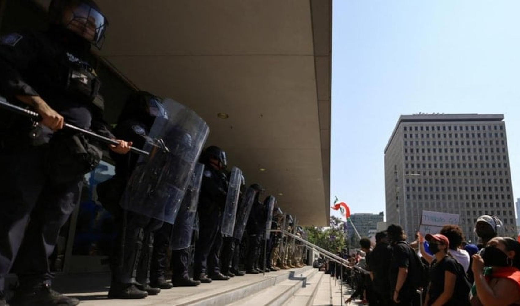 Los Angeles'ta göçmen operasyonlarına karşı protestolar büyüyor