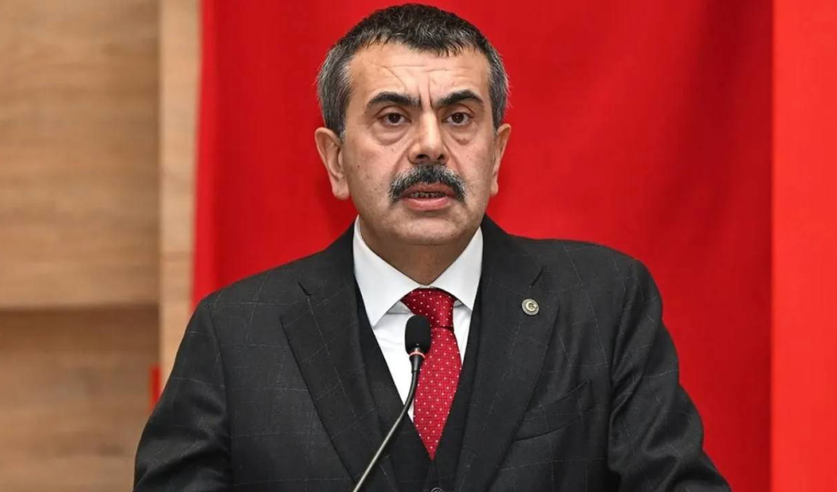 Öğretmenler, Bakan Yusuf Tekin'in istifasını talep etti