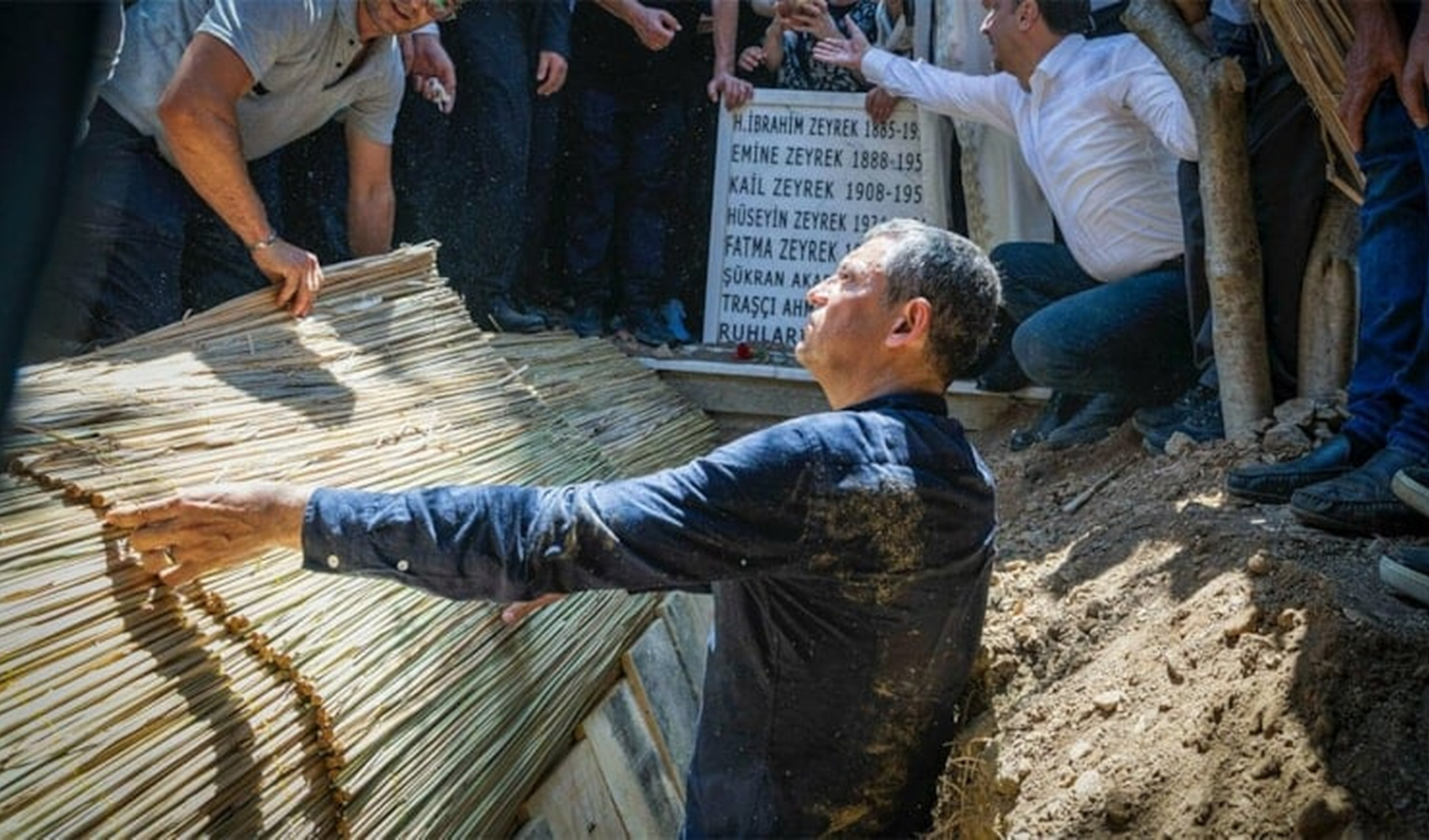 CHP Genel Başkanı Özel'den duygusal paylaşım geldi: Ferdi Zeyrek son yolculuğuna uğurlandı