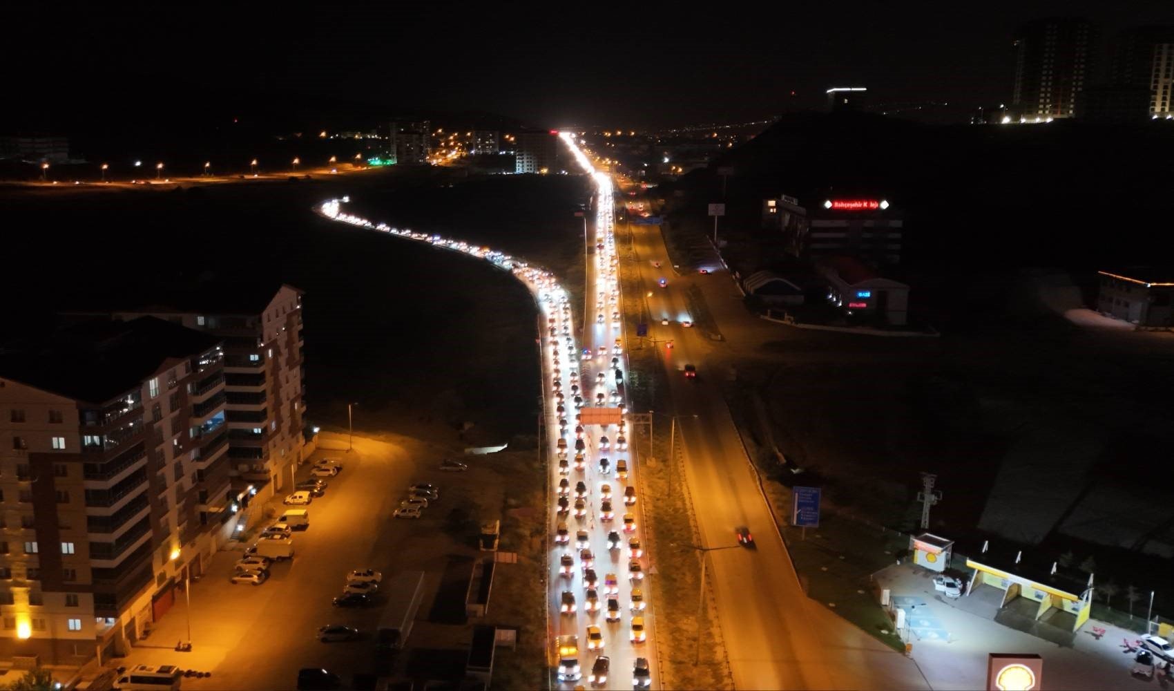 43 ilin geçiş noktasında bayram trafiği yoğunluğu