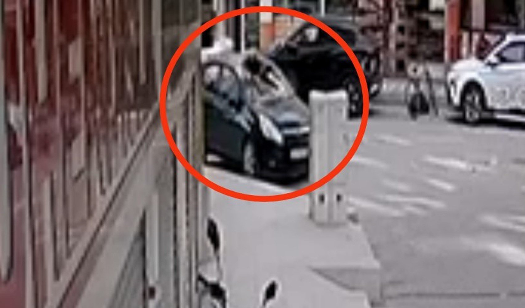 Altı yaşındaki çocuk 5'inci kattan arabanın üstüne düştü