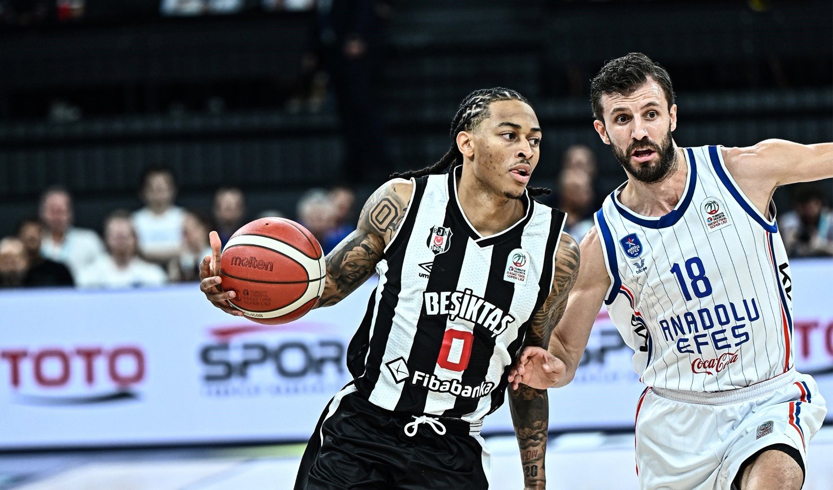 Anadolu Efes, seride 2-1 öne geçti