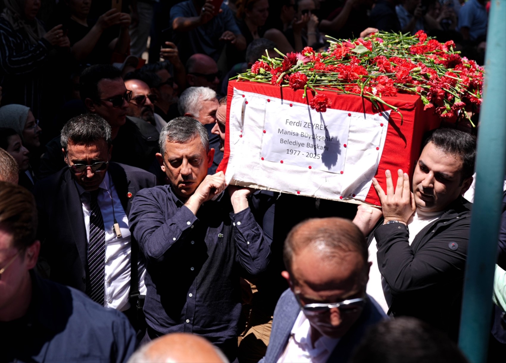 On binler Ferdi Zeyrek'i uğurladı! İkiz kızlarının istekleri yürekleri dağladı