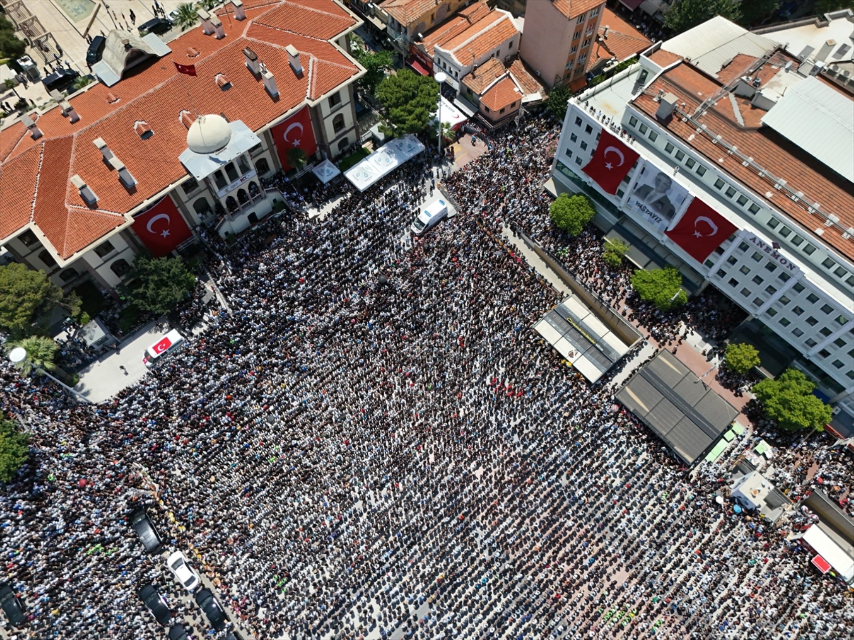 On binler Ferdi Zeyrek'i uğurladı! İkiz kızlarının istekleri yürekleri dağladı