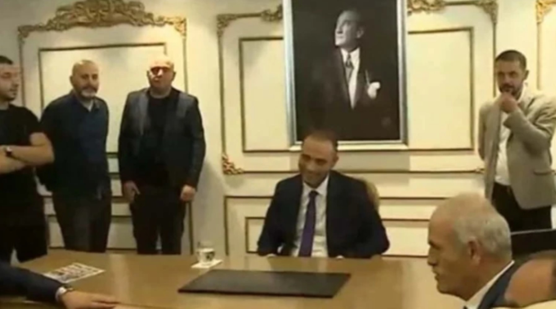 Seçimle alamadığını yargıyla aldı! AKP'li Eray Karadeniz'in neşeli halleri kameralara yansıdı