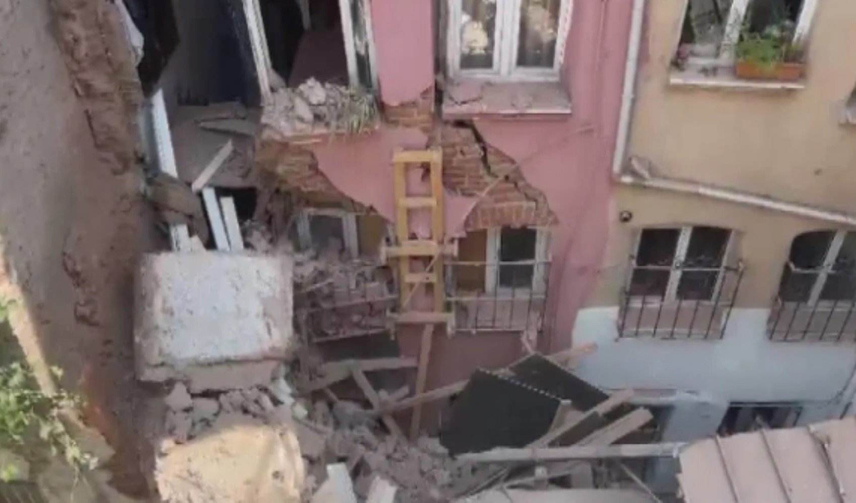 Fatih'te 3 katlı binada balkon çöktü: Ekipler olay yerinde