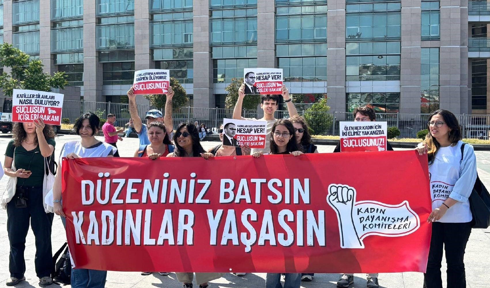 Bahar Aksu için adliye önünde buluşan KDK'lı kadınlara gözaltı! Ali Yerlikaya dövizleri suç sayıldı Bahar Aksu için adliye önünde buluşan KDK'lı kadınlara gözaltı! Ali Yerlikaya dövizleri suç sayıldı