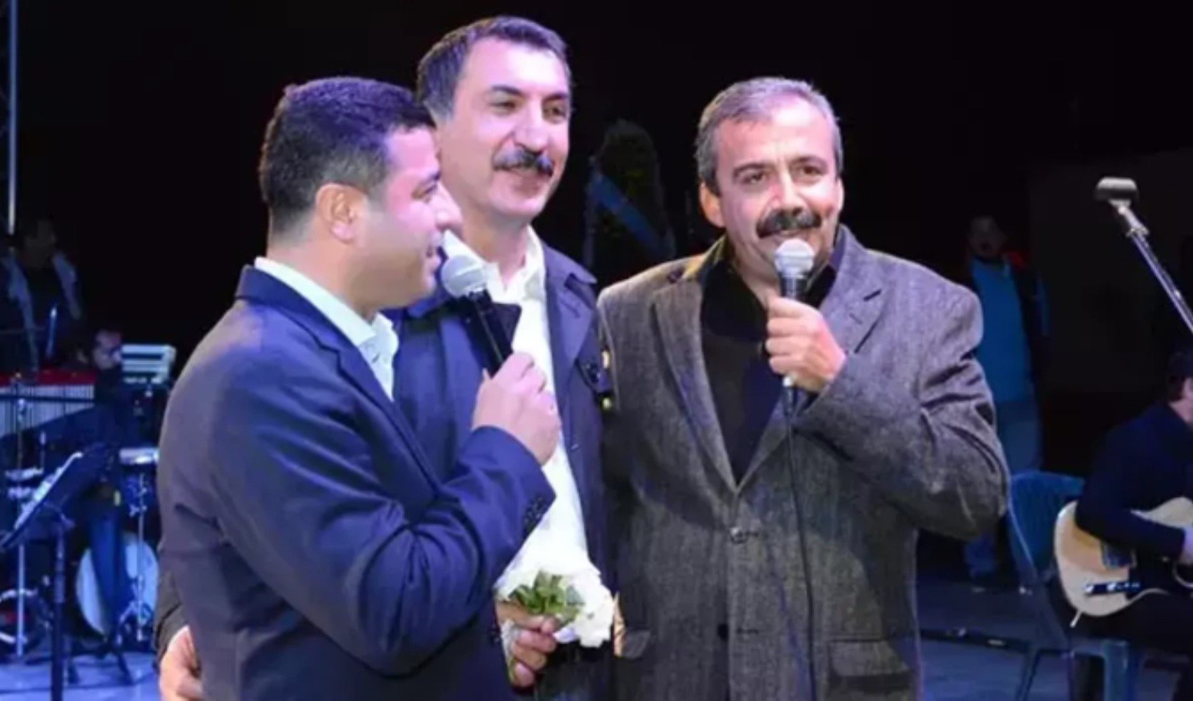 Sırrı Süreyya Önder'e ağıt: Selahattin Demirtaş yazdı, Ferhat Tunç seslendirdi