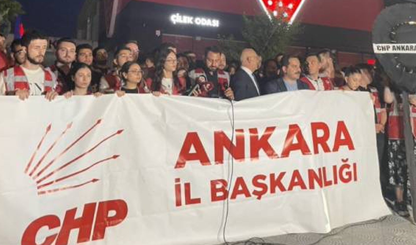 CHP'nin Akit Tv protestosuna polis müdahalesi CHP'nin Akit Tv protestosuna polis müdahalesi