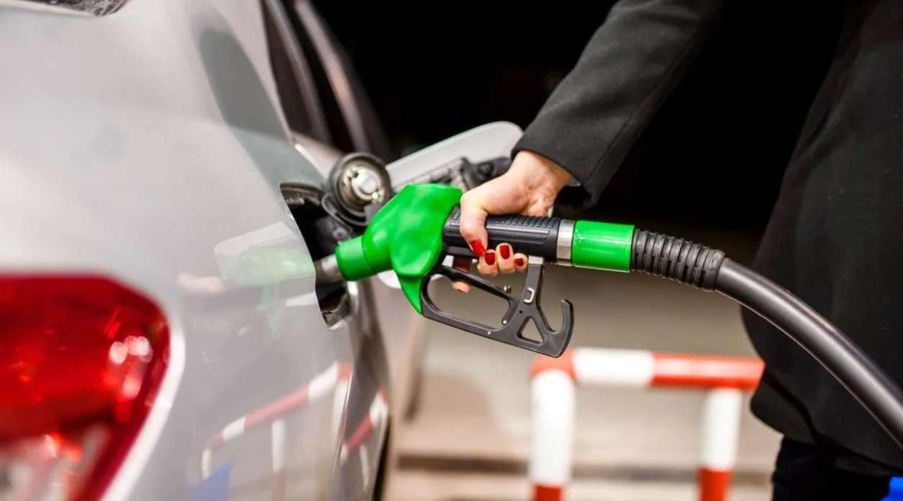 Benzine bu gece zam geliyor: Litresi 1,46 TL artacak