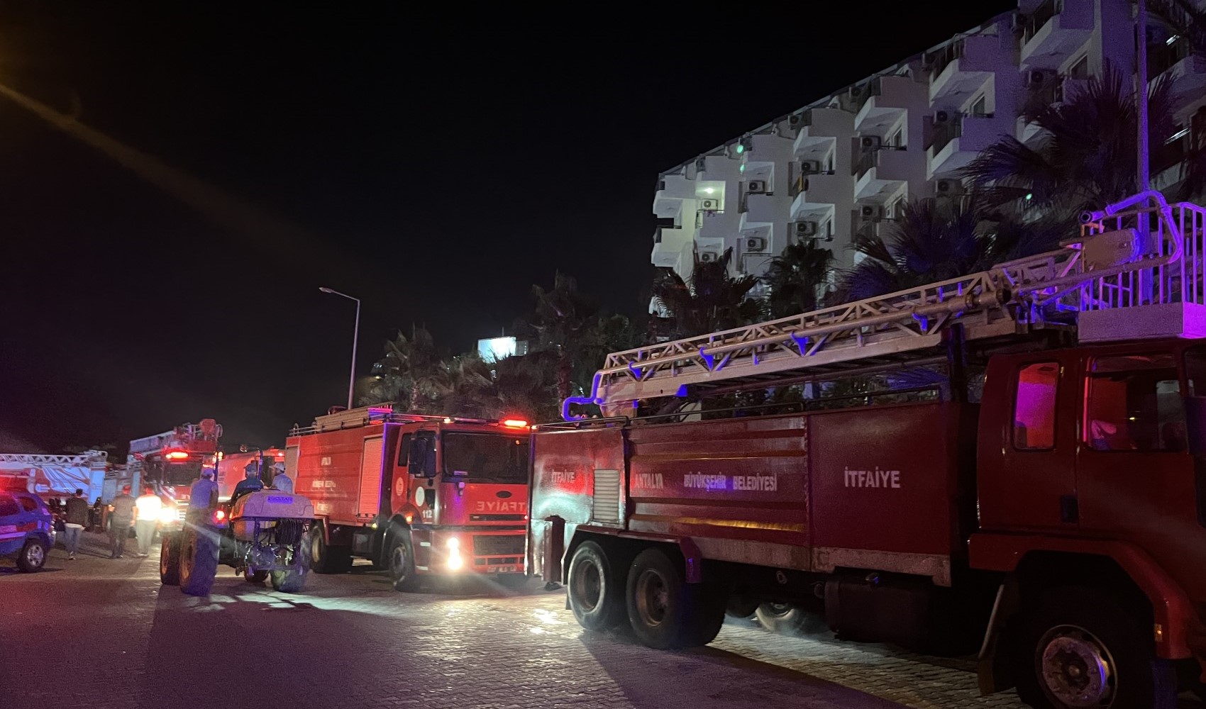 Alanya’da otel yangını: 622 turist tahliye edildi Alanya’da otel yangını: 622 turist tahliye edildi