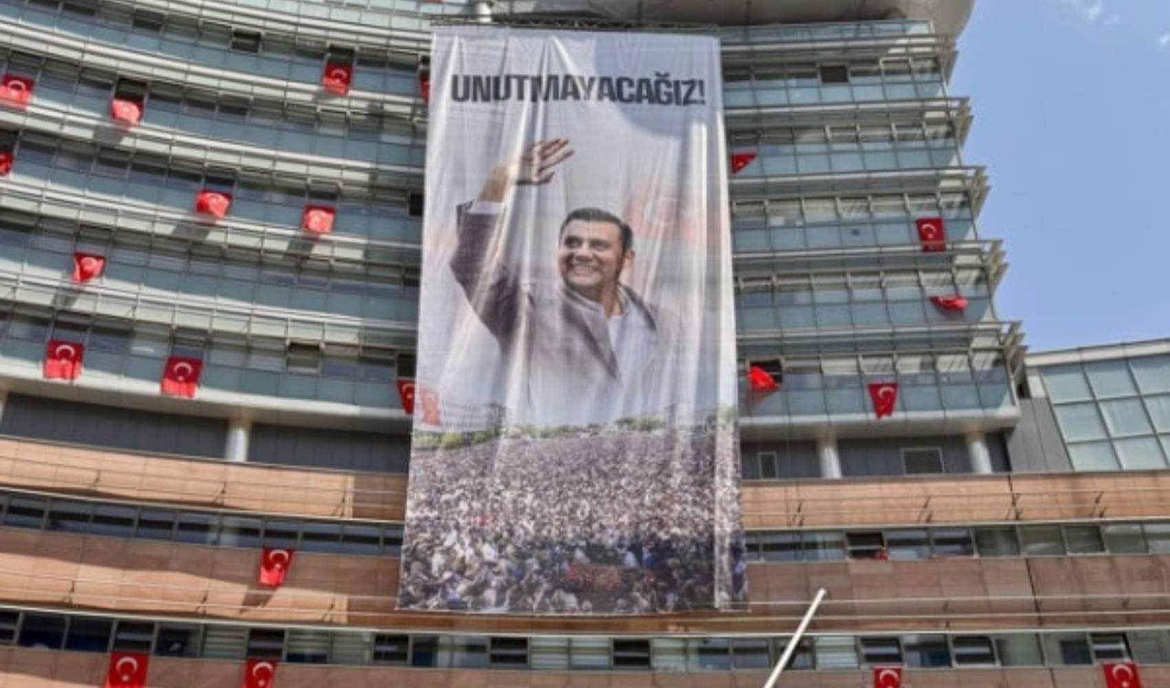 CHP Genel Merkezi'ne duygulandıran pankart! 'Unutmayacağız Ferdi Zeyrek'