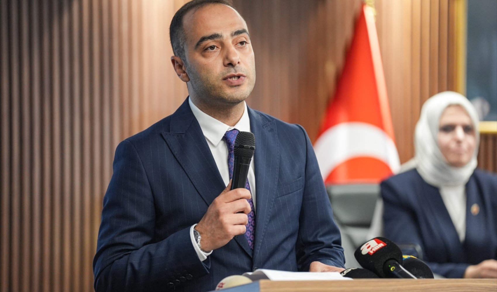 Gaziosmanpaşa’da skandal: Başkanvekili bankamatik memuru çıktı Gaziosmanpaşa’da skandal: Başkanvekili bankamatik memuru çıktı