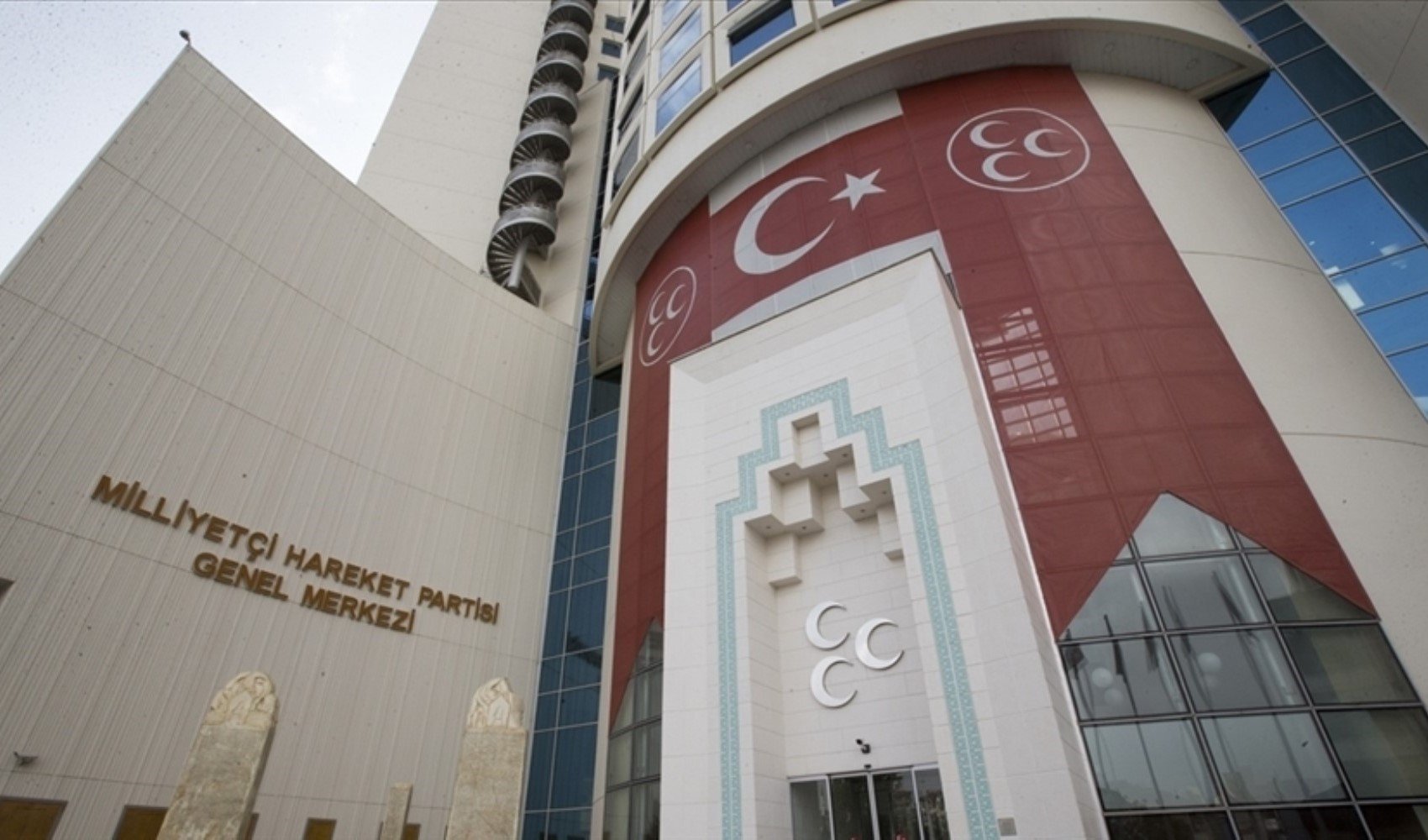 MHP'de 'altın kaçakçılığı' iddiasıyla 3 milletvekili gruptan ayrıldı, üyelikleri sürüyor