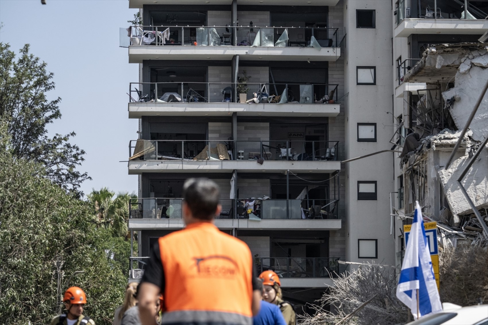 İran'ın misilleme saldırısı yaptığı İsrail'den ilk görüntüler geldi! Binalar yıkıldı, araçlar kullanılamaz hale geldi
